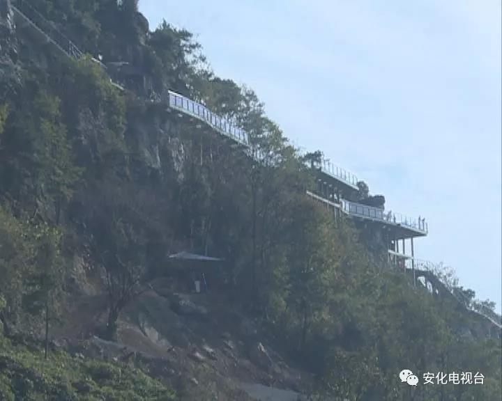 神仙岩风景区是云台山茶旅集团旗下安化云景旅游开发有限公司精心打造的集休闲、娱乐、旅游、养生于一体的综合性风景区。目前,正处于建设中的景区每天吸引着来自全国各地的游客。《重点工程巡礼》今天播出《神仙岩风景区:云台山上的蓬莱仙境》。 神仙岩风景区坐落在美丽的云台山脚下,常年云雾缭绕、茶韵清香,独具特色的自然景观让身处其境的游客不得不赞叹大自然的鬼斧神工。 整个神仙岩景区由玻璃栈道、索道缆车、攀岩、人工瀑布与自然瀑布组成的瀑布群、观景水库、独具梅山特色的木质吊脚楼群、奇峰怪石、原生